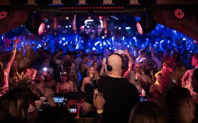 カマラビーチ北端のカフェ・デル・マーDJブースからの景色