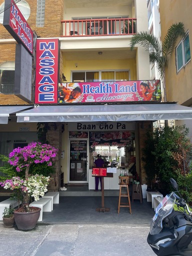 プーケット・Healthlandマッサージの施術風景。人気のホットストーンセラピーやフェイシャルも評判