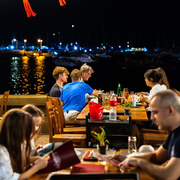 Kan Eang @ Pierの夜心地よい海沿いの席