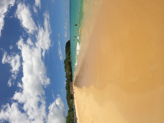白砂のカロンビーチと美しいエメラルドグリーンの海を望む風景