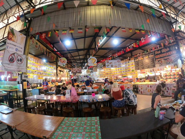 カタナイトマーケットのやタイ料理屋台街