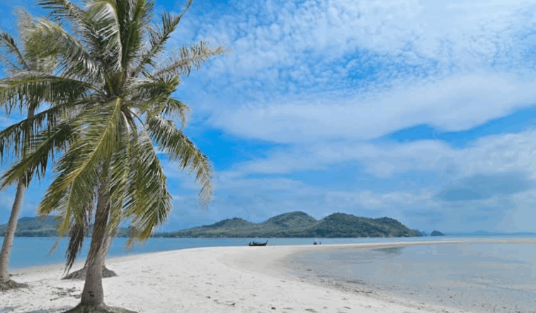ラエム・ハードビーチ（Laem Haad Beach）白砂の砂州が海に伸びる絶景ポイント