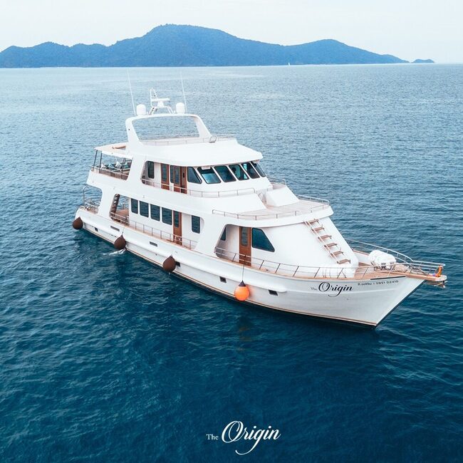 The Origin 90での貸し切りクルーズ中の風景と海の美しさが広がる画像
