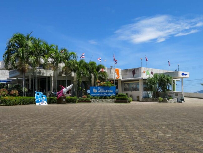 プーケット水族館の外観。パンワ岬に位置し、アンダマン海の海洋生物を展示する水族館