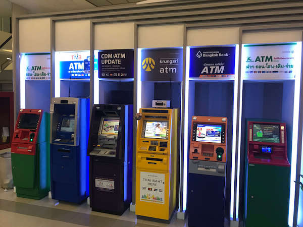 ATMは街を歩く頻繁に見かける 
