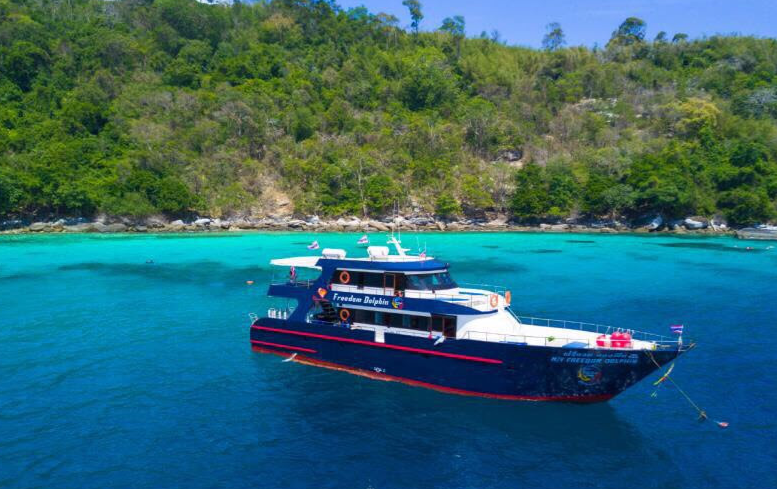 ラチャノイ島 東側のポイントで停泊中の船