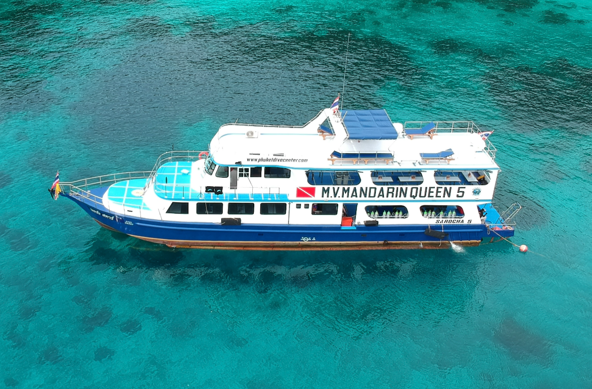 ラチャノイ島バナナベイに停泊するダイビング専用ボート