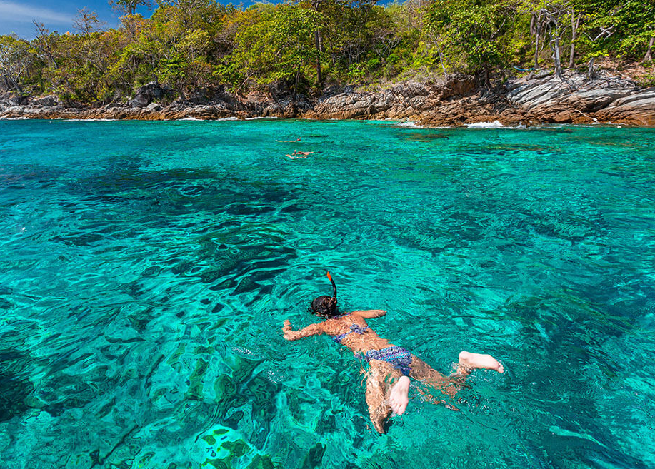 ラチャヤイ島東側はサンゴ礁が多いので透明度高い