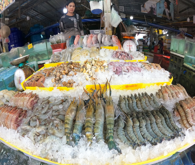 プーケット ラワイビーチの魚市場と新鮮なシーフード