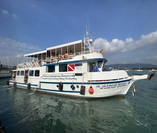 日帰りダイビングチャーター船（Seafarer号）で快適な船旅