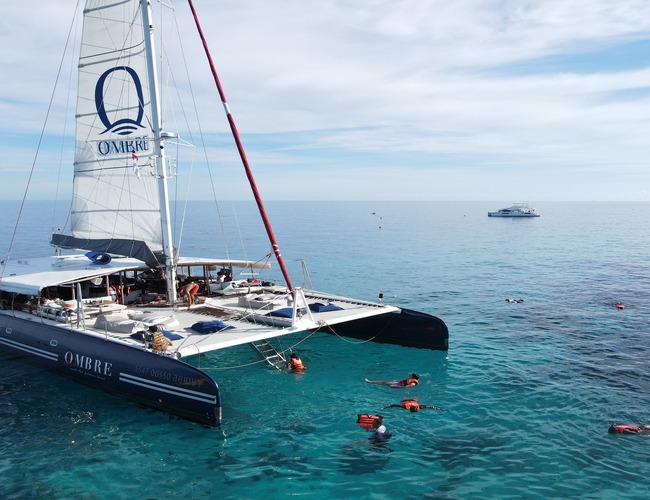Ombreヨットでのクルージング中、海を眺めながらのリラックスしたひととき