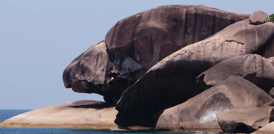 シミラン諸島の島№8（シミラン島）の北西岸に位置する「タートルロック」