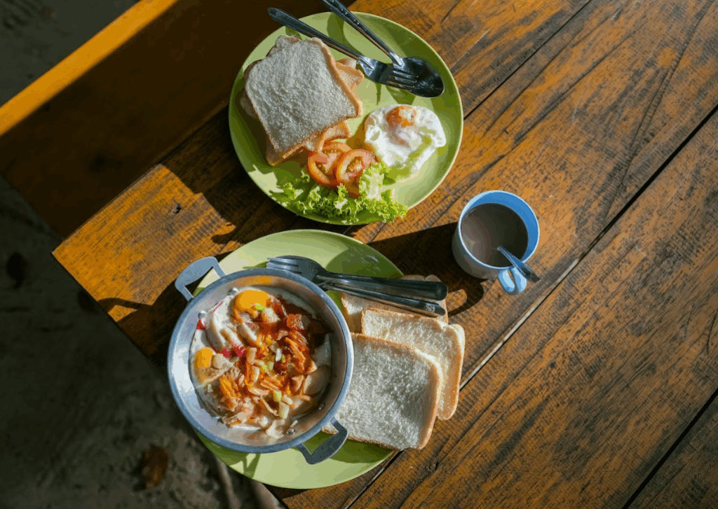 スリン諸島国立公園内レストランにて朝食付き
