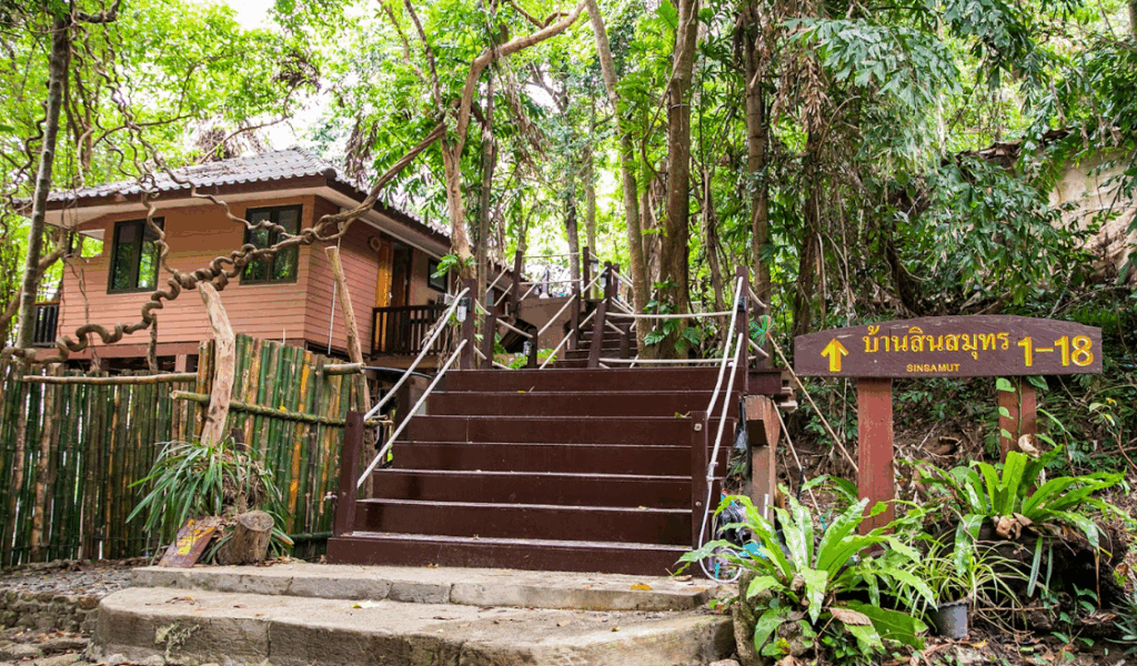 スリン諸島・国立公園内バンガロー(エアコン付き)要予約です