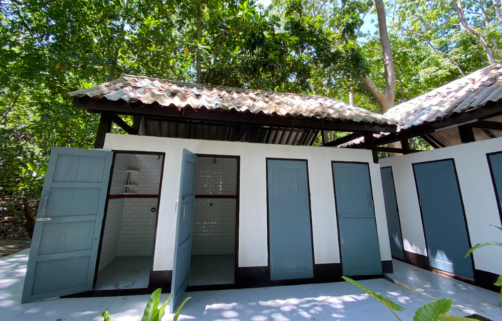スリン諸島⛺サイトの共同シャワー+トイレの画像です