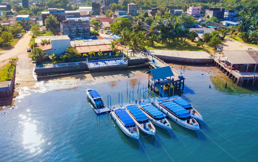 スリン諸島行き専用港の上空からの撮影’