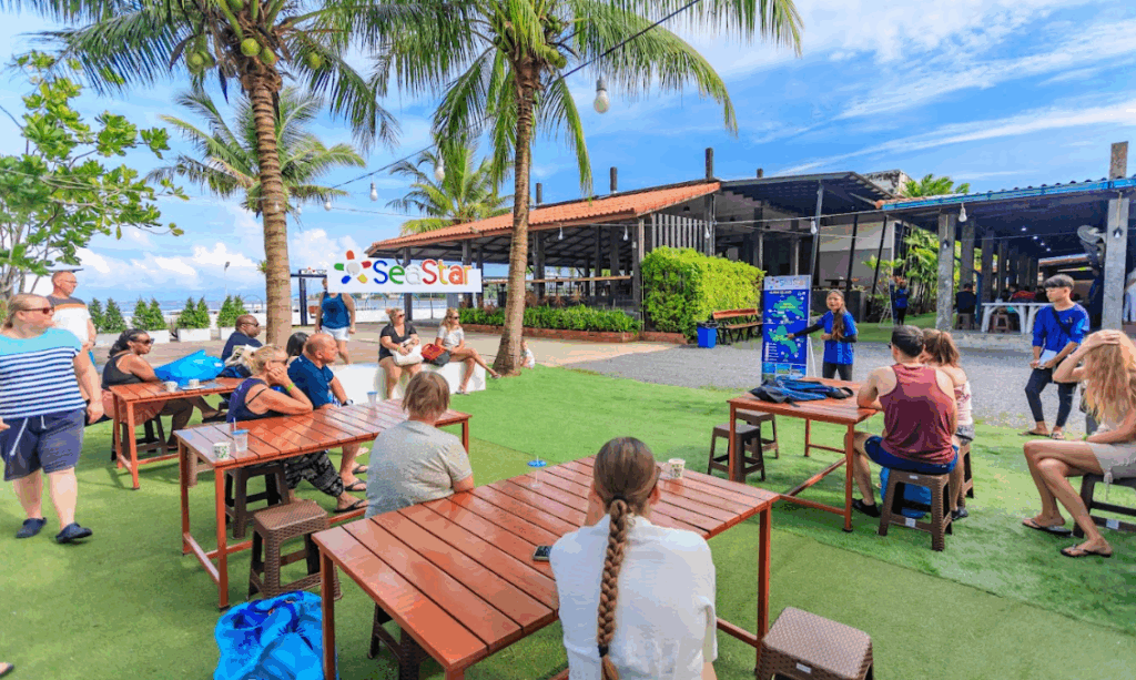 スリン諸島行き港にてツアープログラム説明中