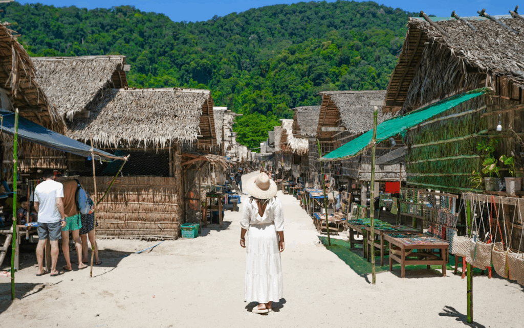 スリン諸島に住む海洋民族の生活を続けるモーケン族の村も訪れます