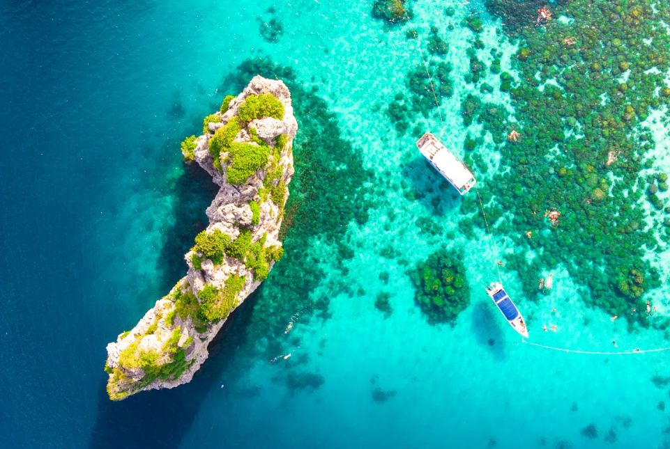 エメラルドブルーな海があるハー島
