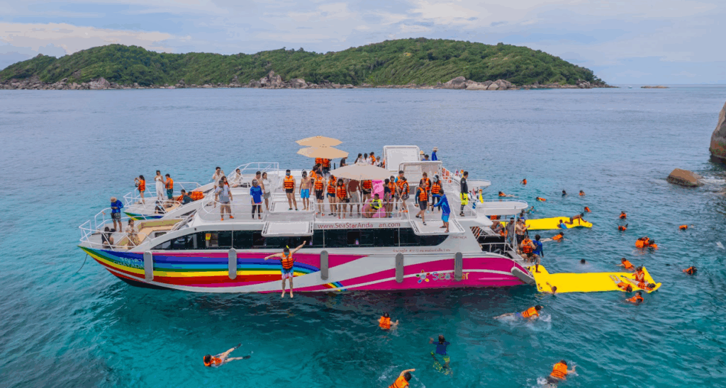 シミラン諸島でシュノーケリングを楽しむゲスト