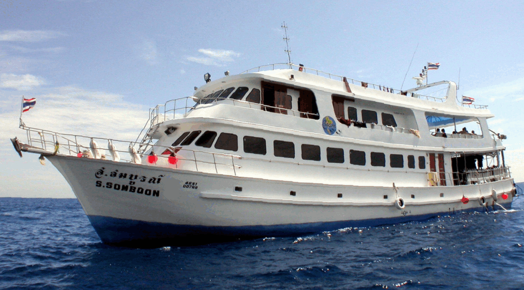 ソンブーン号はシミラン諸島に停泊しています