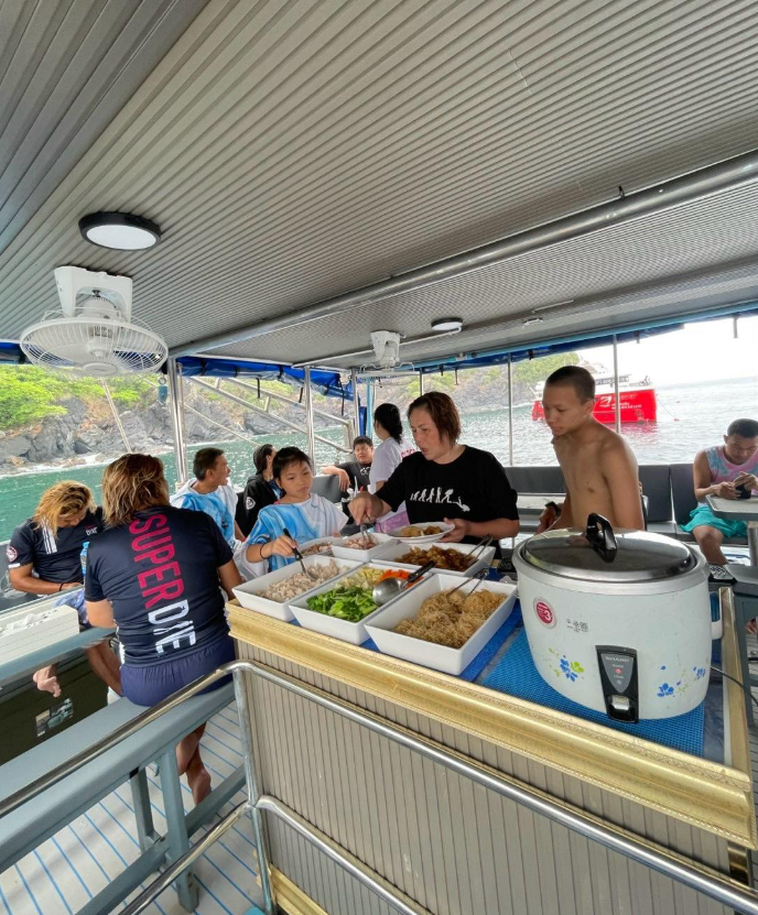 MV Fahsai シミラン諸島ダイブクルーズのメインダイニングエリアでの食事風景