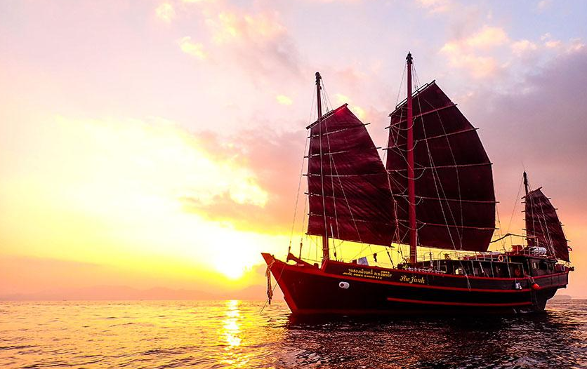 中国帆船を改装したクラシックなシミランクルーズ船The Junk（ザ・ジャンク号）