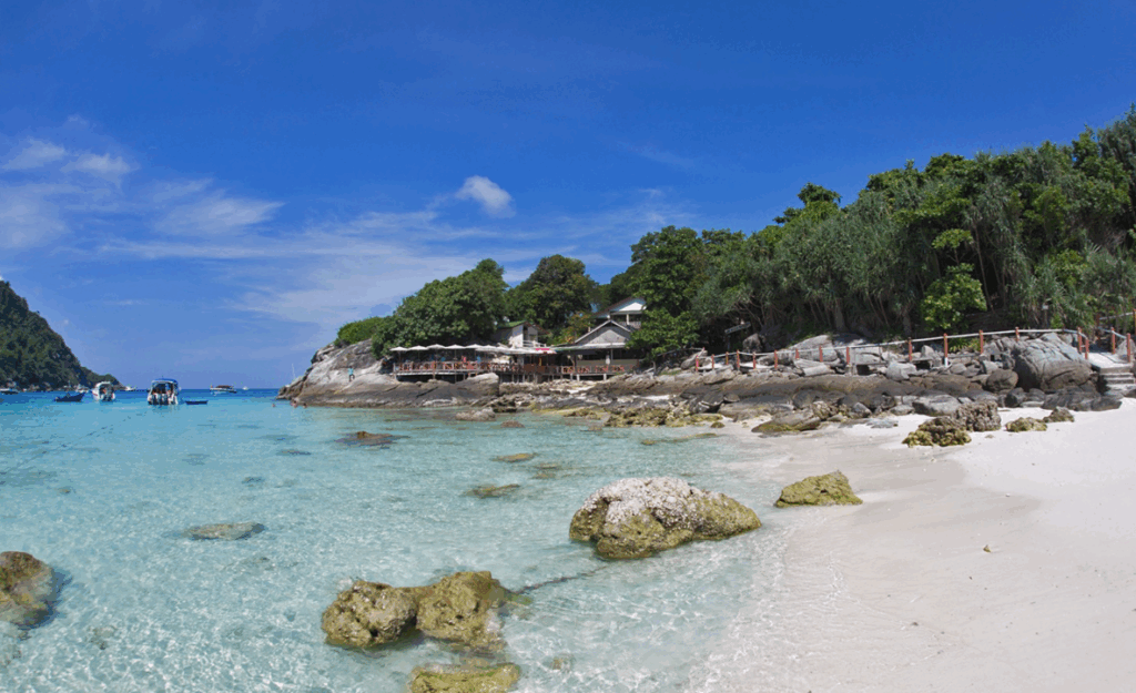 プーケットからスピードボート約40分ラチャヤイ島・パトックビーチは透明度抜群でビーチリラックスとシュノーケリングが楽しめます