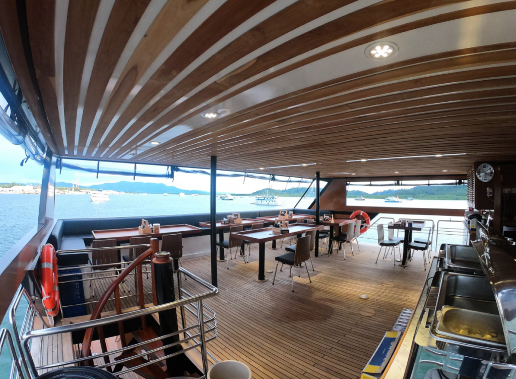 食事をするオープンエア席・メインダイビングエリア