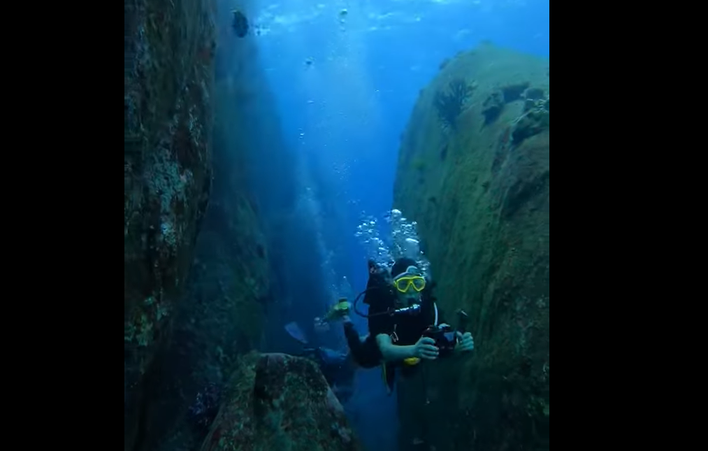 シミラン諸島№9・ノースポイントの複雑な巨大岩地形が水路になっている