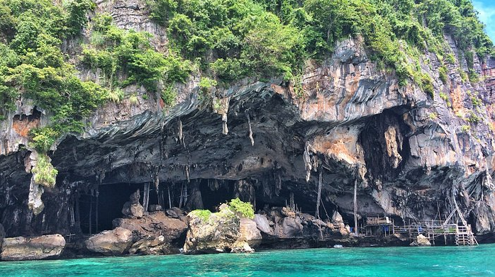 ツバメの巣の採取地で有名