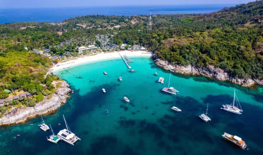 ラチャヤイ島パトックベイの透明度は抜群です