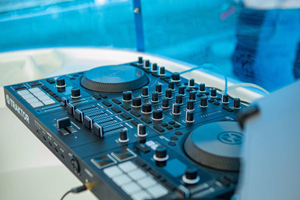 自分のスマホから音楽を流せるので、完全に“海上クラブ”状態にすることも可能