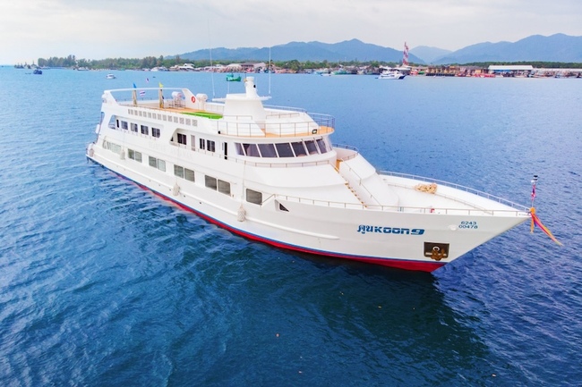 MV Koon 9号の全体外観(ダイブクルーズ船)