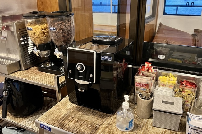 ドリンクやセルフサービスコーナーの設備