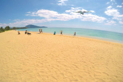 マイカオビーチの白い砂浜と美しい海